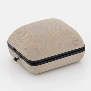 Ring platina med runda briljant-, navett- och baguetteslipade diamanter.