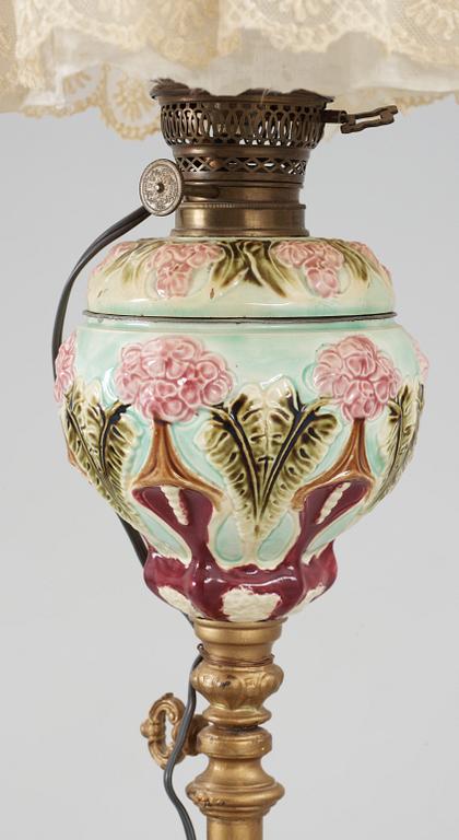 GOLVFOTOGENLAMPA, metall samt majolica, nyrenässans, 1800-talets slut.