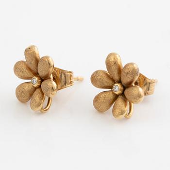 Ole Lynggaard a pair of earrings in 18k gold set with round brilliant-cut diamonds.