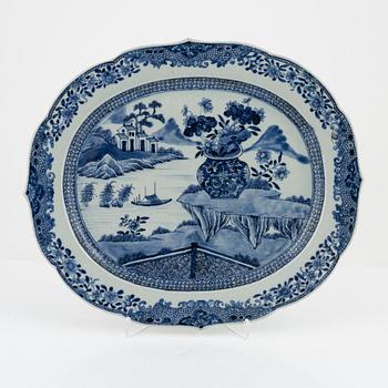 A blue and white Chinese porcelain charger, Qing Dynasty, Qianlong (1736-95).
