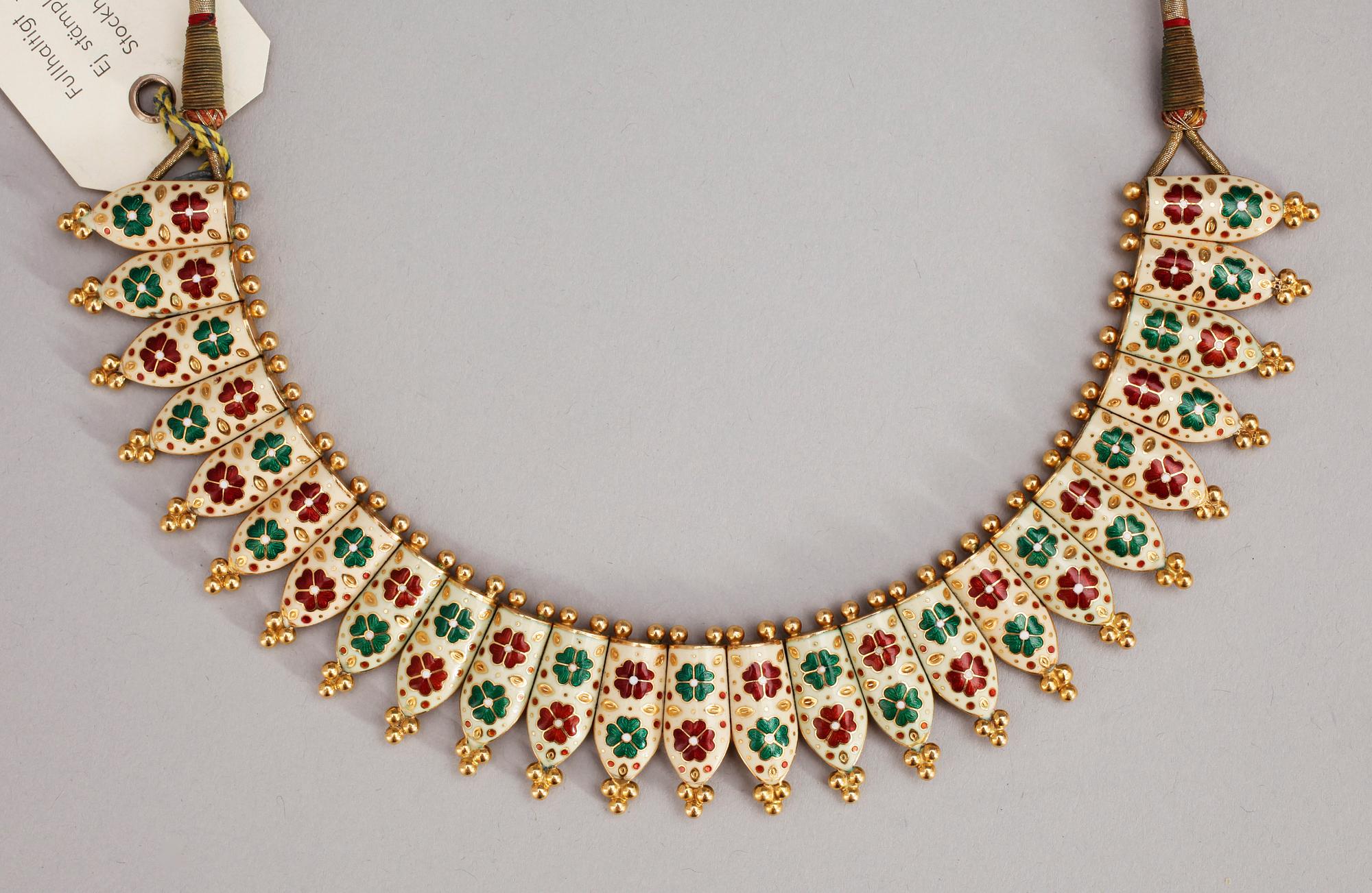 HALSBAND, guld samt emalj, troligen Asien, 1900-talets andra hälft. Tot vikt ca 44 g.
