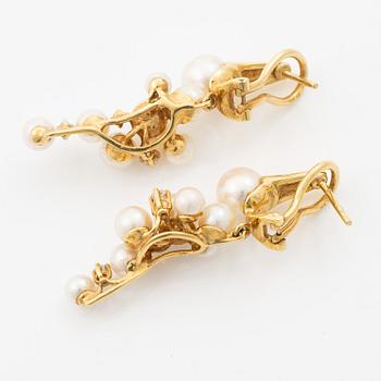 Örhängen, ett par 18K guld med odlade pärlor och briljantslipade diamanter.