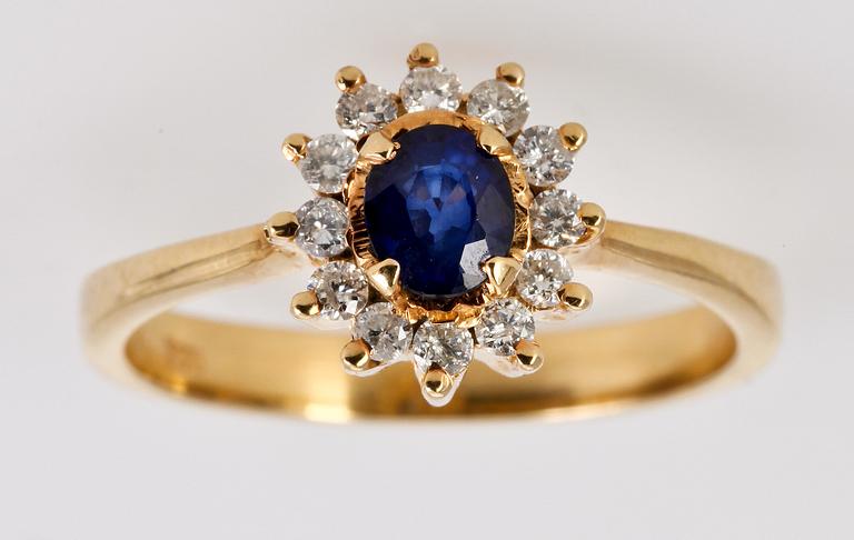 RING, 18 K guld med blå safir och briljantslipade diamanter, tot ca 0.20 ct.
