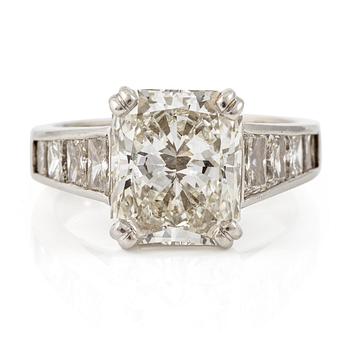 498. A ring in platinum with a radiant-cut diamond.
