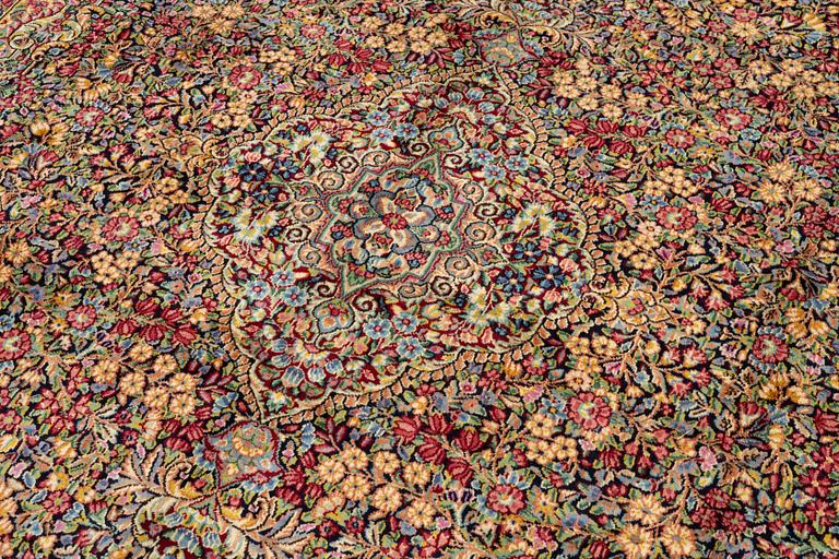 Carpet Kirman, approx. 393 x 286 cm.