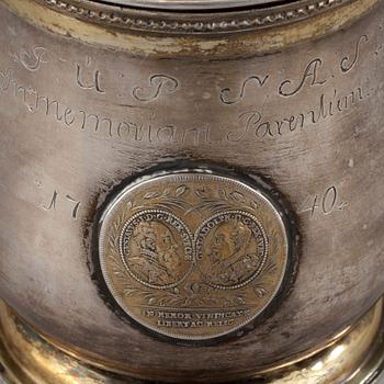 STOP, silver. Lars Hackzell Strängnäs 1737-73. Höjd 15,5 cm. Vikt 710 g.