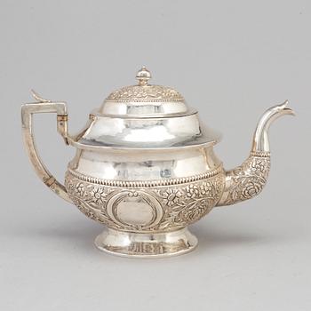 TEKANNA, silver, 1900-talets första hälft. Vikt ca 765 g.