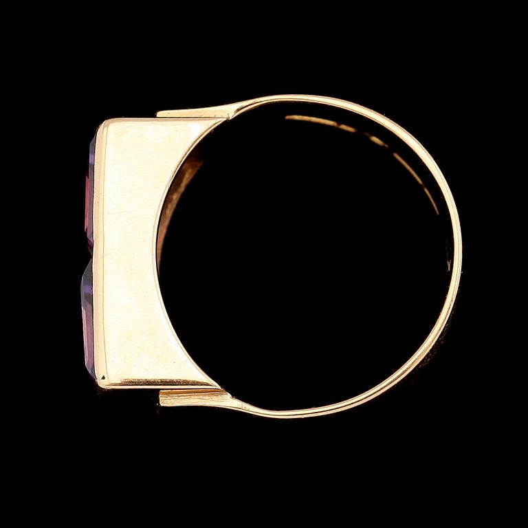 RING, 18K guld och ametister, Ljungström Guldvarufabrik Ab, Stockholm 1963. Total vikt ca 6 g.