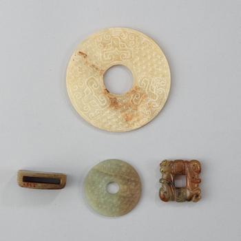 A set of two nephrite bi disc's and two belt buckles, Qing dynasty (1644-1912).
