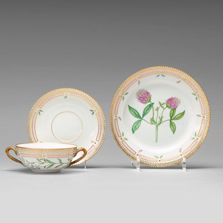 BULJONGKOPPAR med FAT, tre stycken samt FAT, porslin. "Flora Danica", Royal Copenhagen, Danmark, 1900-tal.