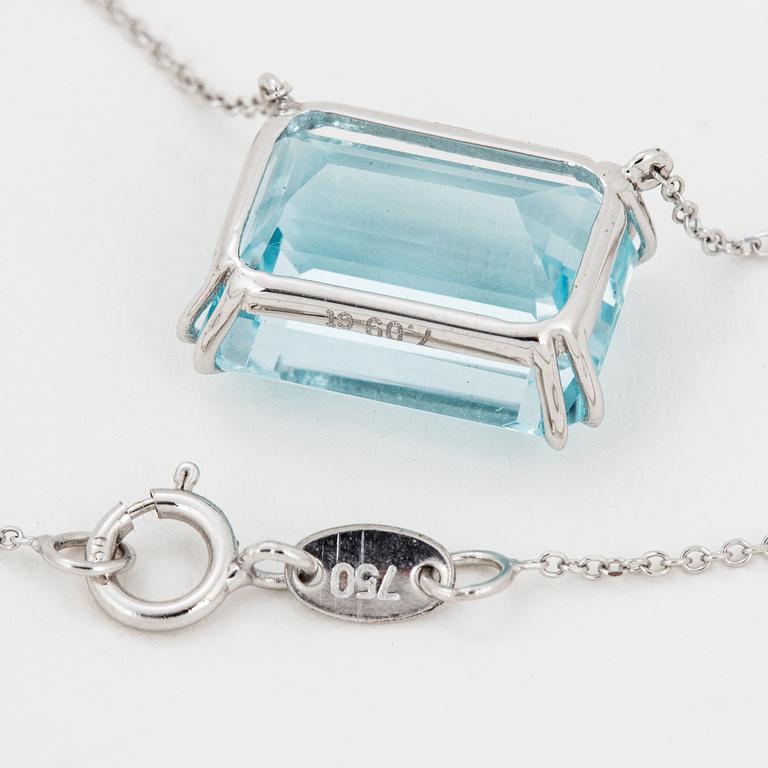 COLLIER, med smaragdslipad akvamarin.