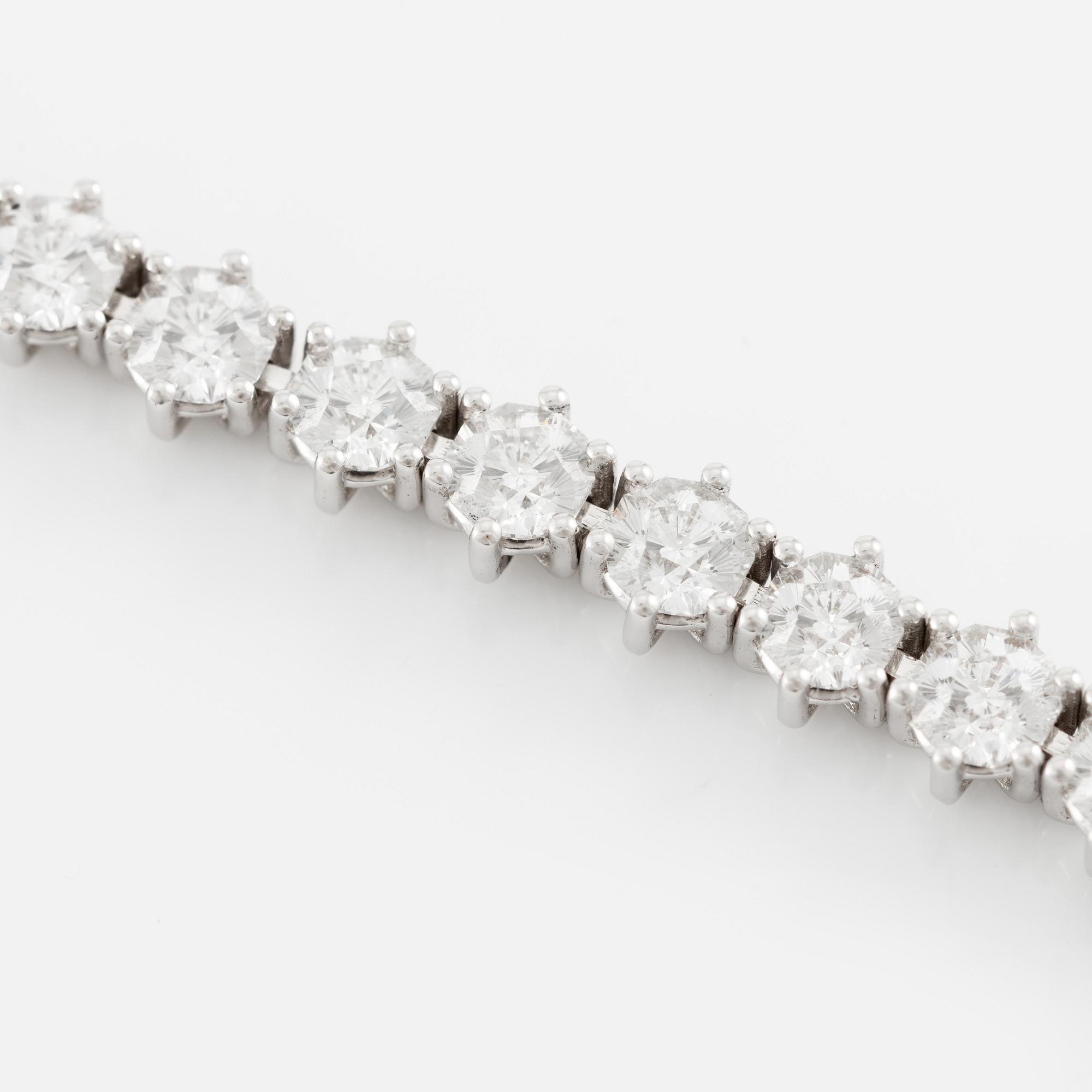 Tennis bracelet, 18K white gold with fancy-cut diamonds.