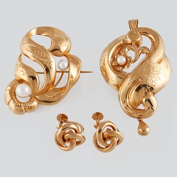 BROSCHER, 2 st, samt ÖRHÄNGEN, 18K guld med odlade pärlor, delvis Gustav Dahlgren & Co, Malmö, 1958. Vikt 13,3 gram.