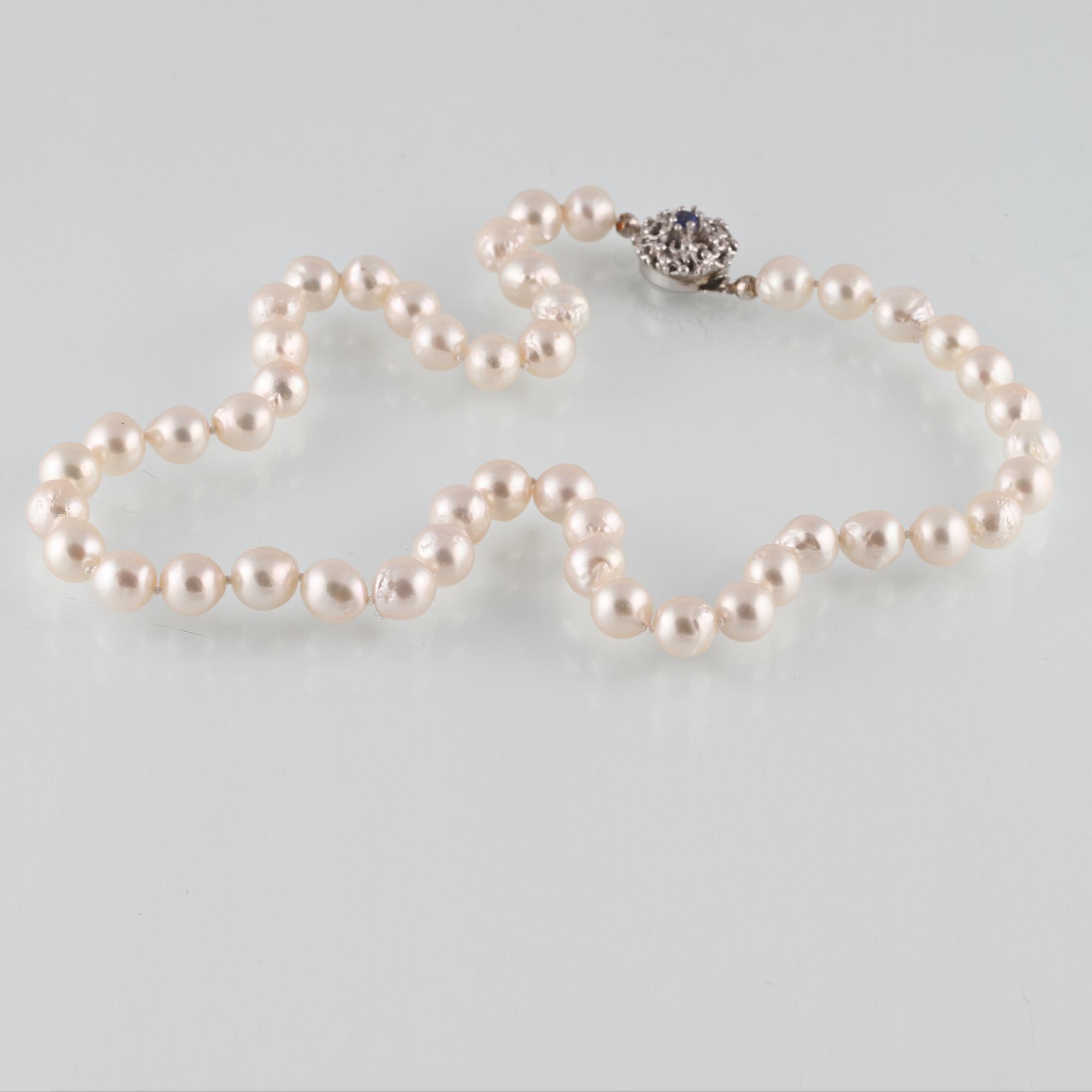 COLLIER. odlade pärlor med lås i silver med fasettslipad blå safir, utländsk stämpel. Vikt 40,5 gram.