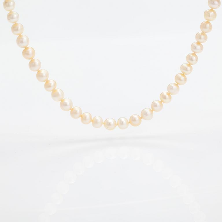 A pearl collier with cultured pearls, 14K gold clasp with ca. 0.045 ct of diamonds.