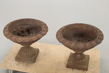 TRÄDGÅRDSURNOR, ett par,gjutjärn, 1900-talets första hälft.