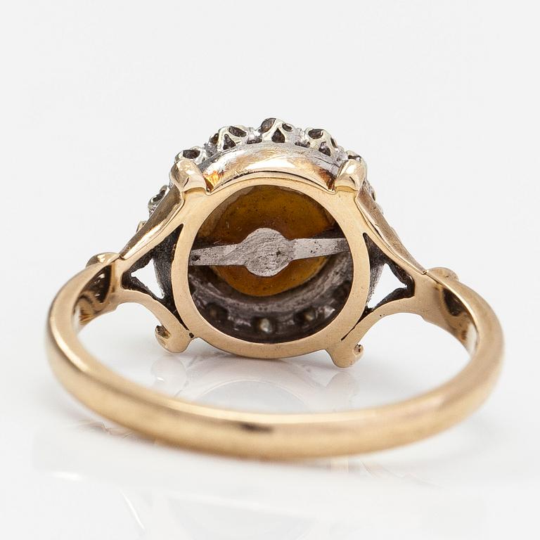 Ring, 9K guld, odlad pärla och diamanter ca 0.035 ct totalt. Storbritannien.