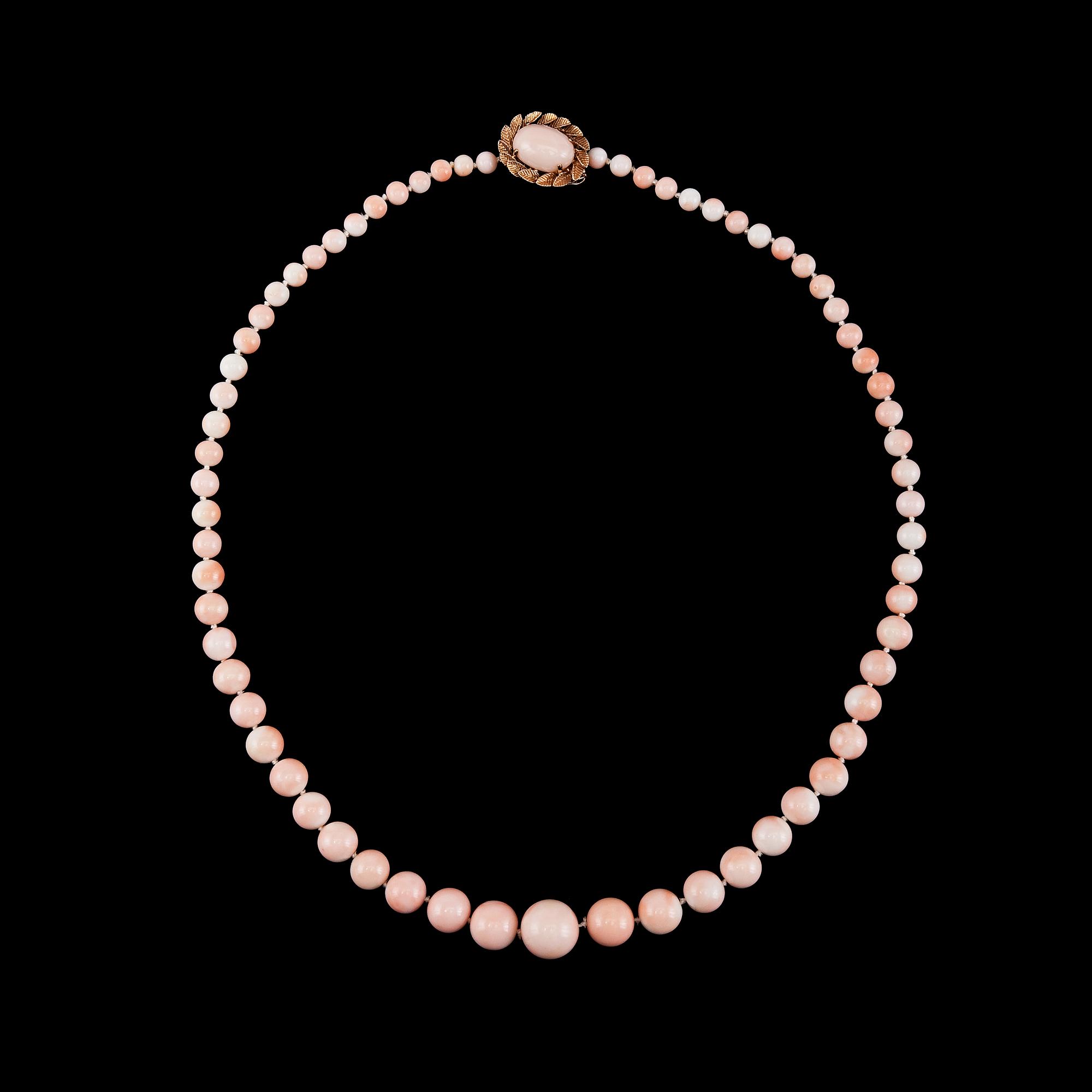 A NECKLACE, light coral 5,5 mm - 14,5 mm. Golden clasp.