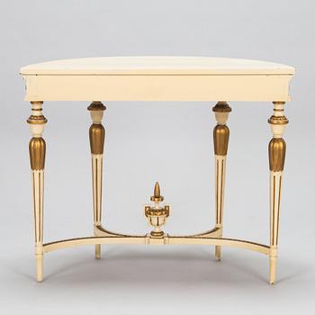 Spegel med konsolbord samt 4 stolar, sengustaviansk stil, 1900-talets början.