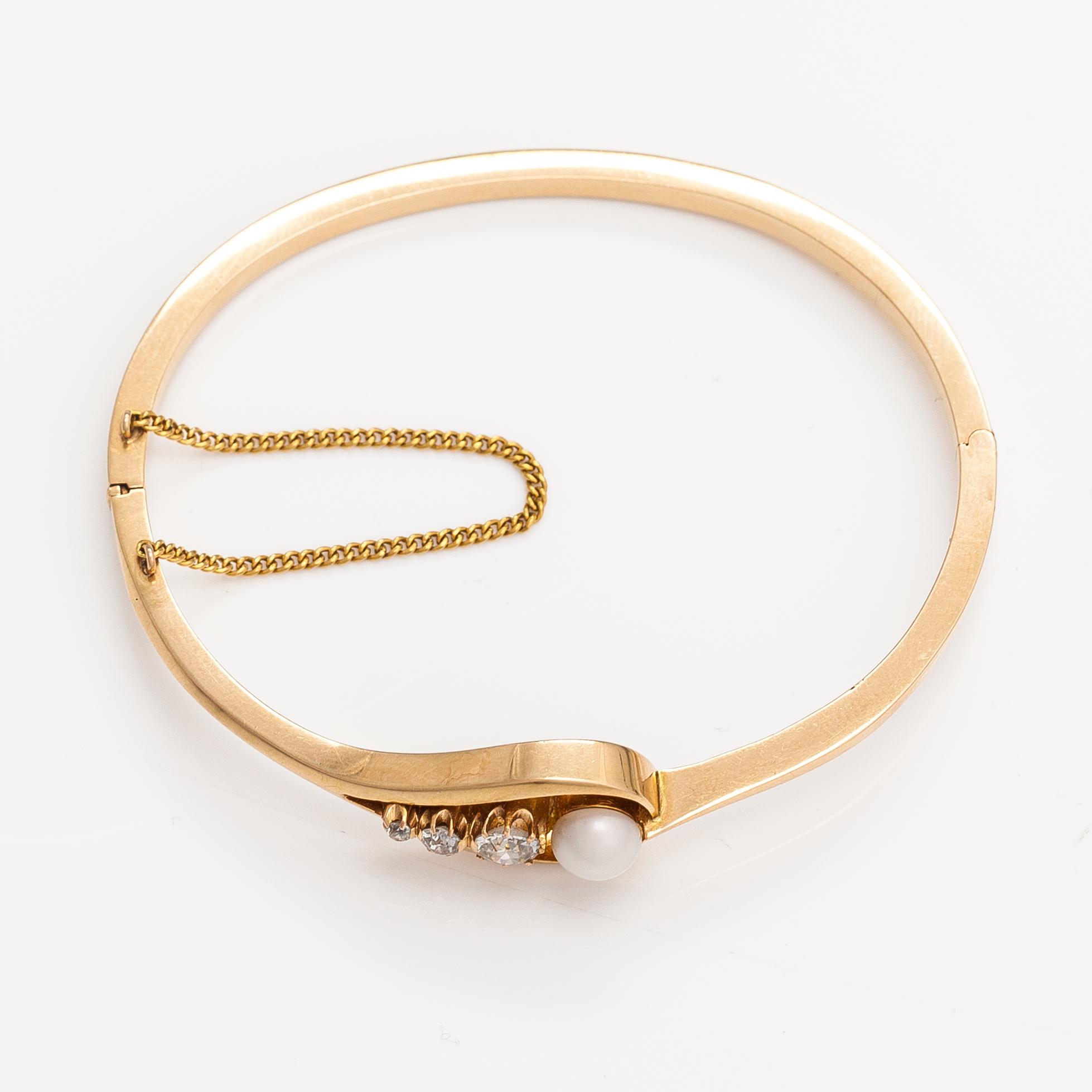 Otto Roland Mellin, An 18K gold bracelet with a cultured pearl and old-cut diamonds ca. 0.48 ct in total. Helsinki 1897.