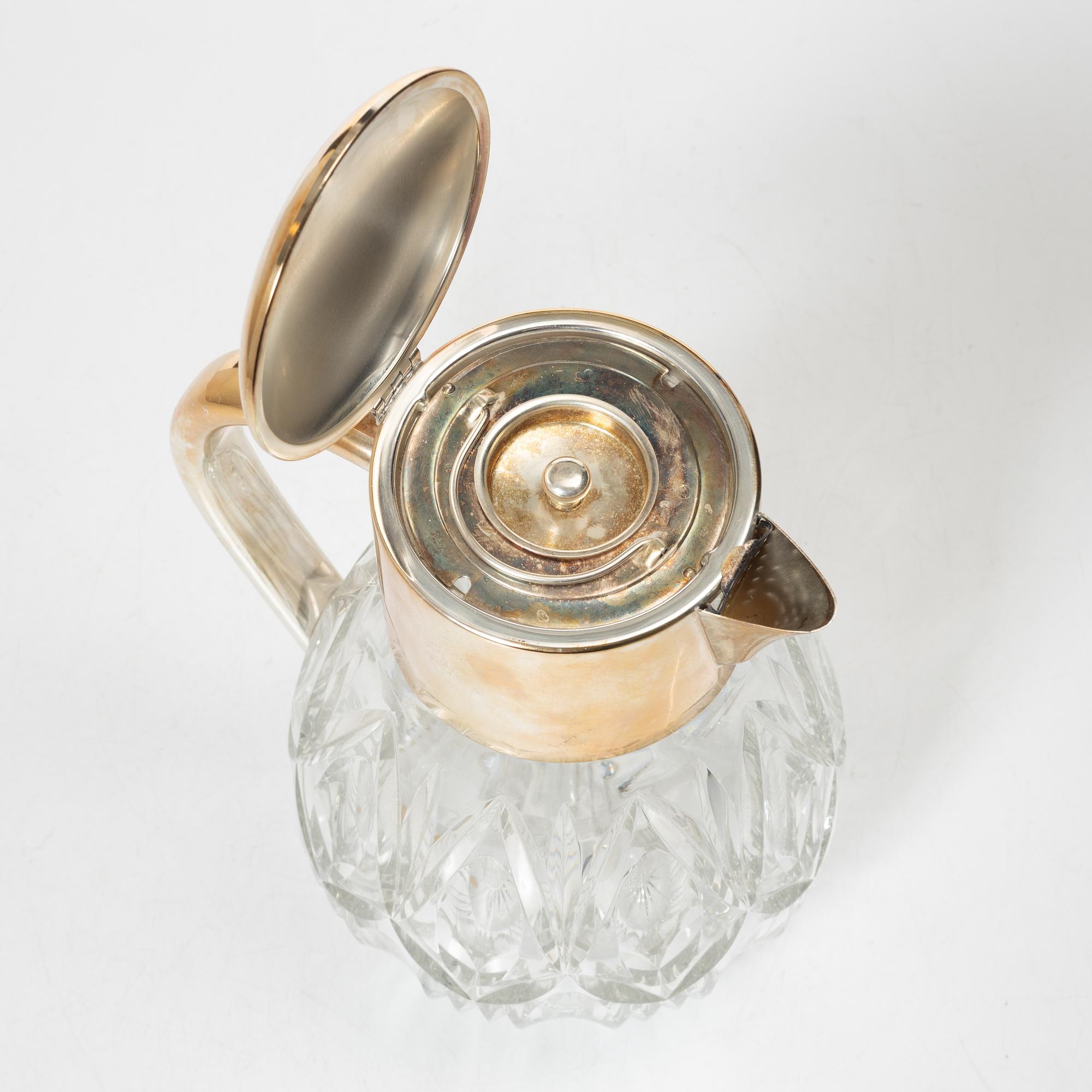 Karaffer, 2 st, Tyskland, varav en med montering i silver, 1900-tal.