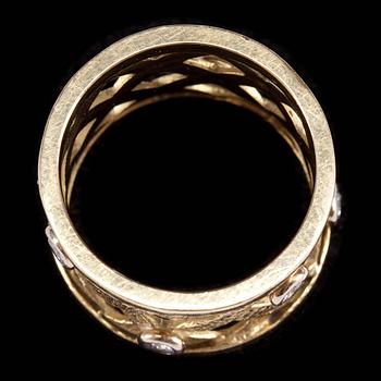 RING, 18k guld med små diamanter, tot ca 0,24 ct. Vikt ca 11 g.