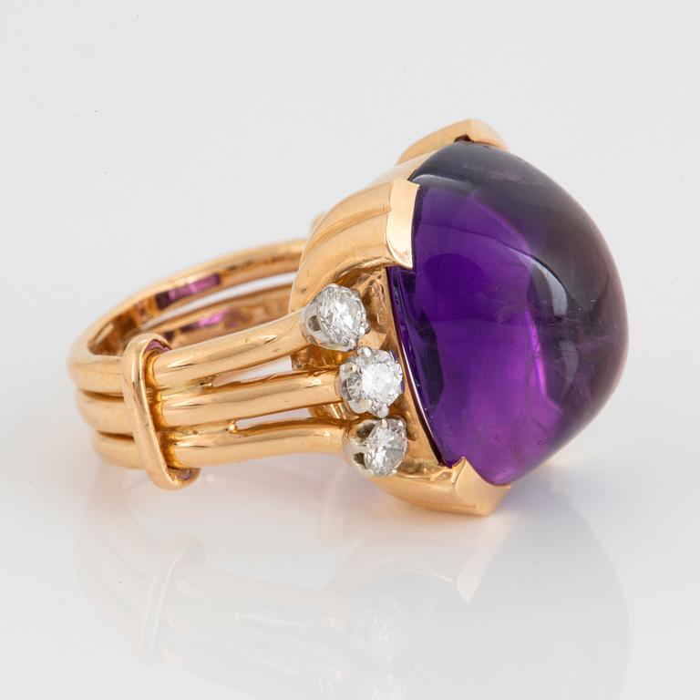 A WA Bolin ring in 18K gold set with a cabochon-cut amethyst and round brilliant-cut diamonds.