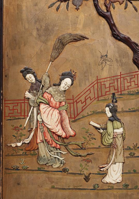 VIKSKÄRM, fyra delar, trä och lack med inläggningar av sten och ben. Sen Qing dynastin (1644-1912).