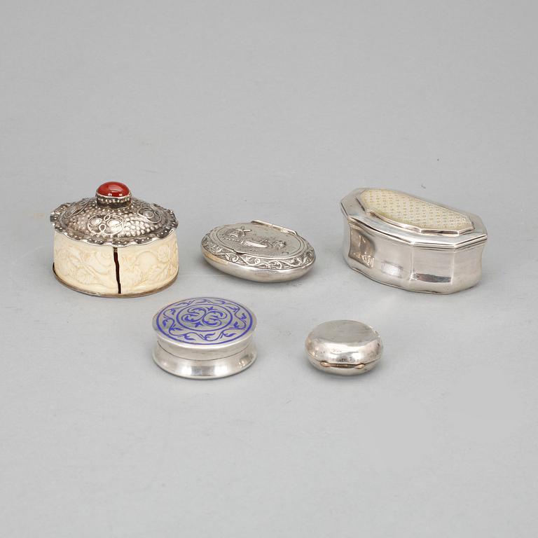 DOSOR, 5 st, silver och ben, bla England, 1900-tal. Total vikt ca 160 gram.