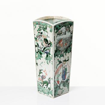 A Chinese rectangular famille verte vase, Qing dynasty, Kangxi (1662-1722).