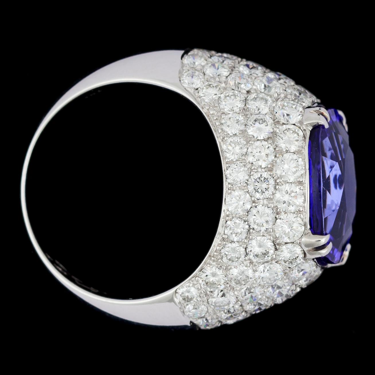 RING, tanzanit, 10.61 ct med briljantslipade diamanter, tot. 3.96 ct.