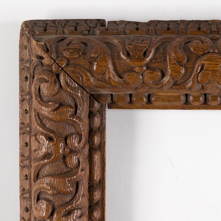 AN 18TH CENTURY OAK PICTURE FRAME.