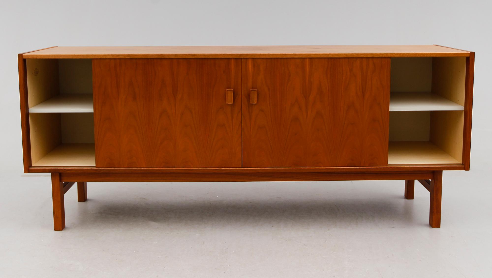 SIDEBOARD, "Arild", Nils Jonsson för Troeds, Bjärnum, 1900-talets andra hälft.