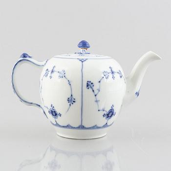 A 'Blue Fluted' / 'Musselmalet' porcelain teapot, Royal Copenhagen, model 259, 1898-1923.