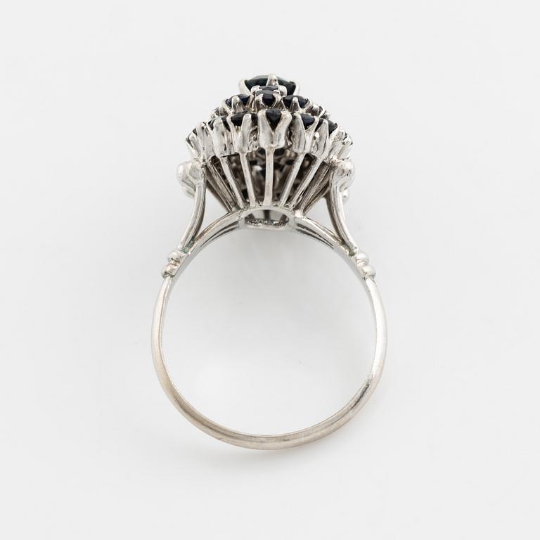 An 18K white gold ring set with faceted sapphiers.