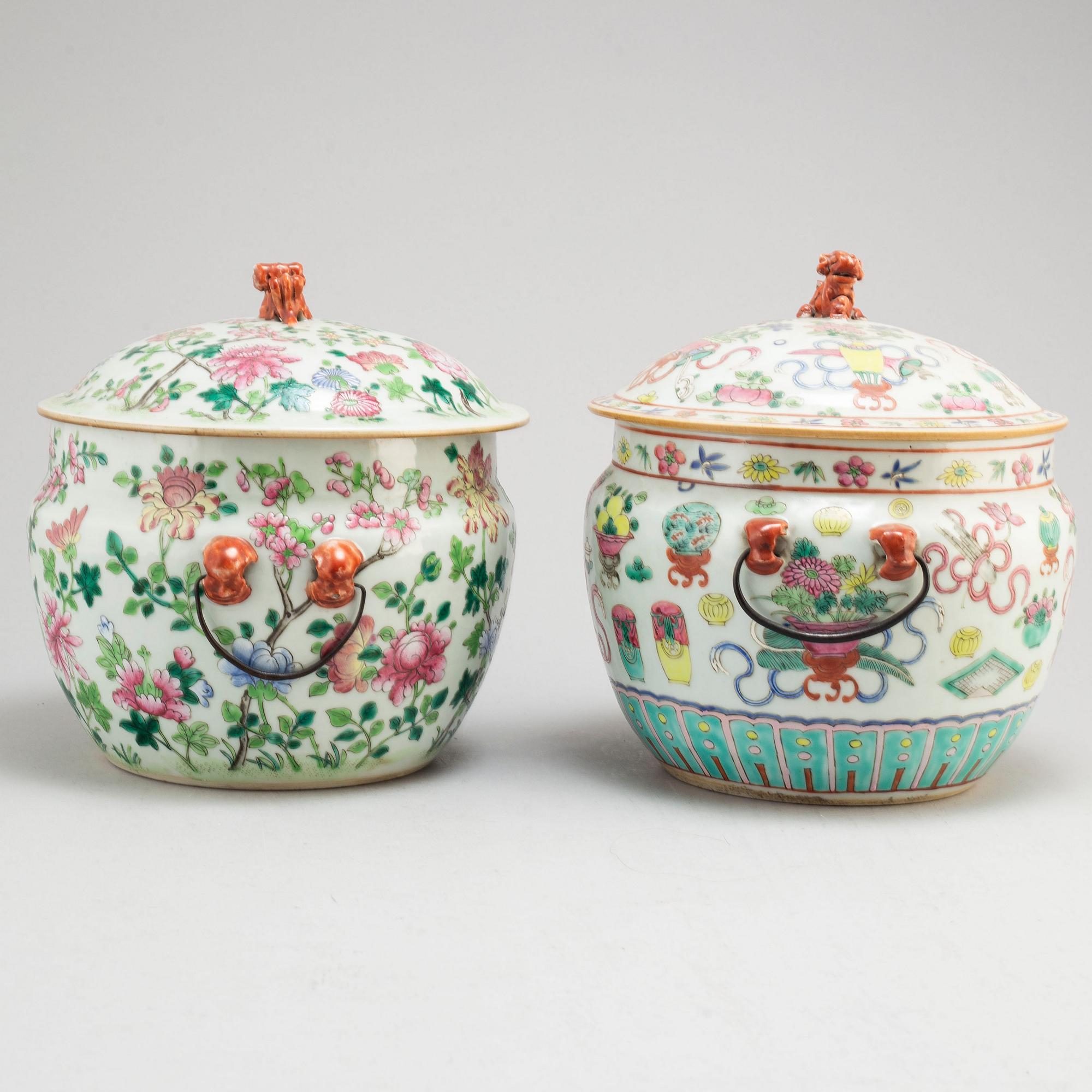 MATSKÅLAR, tre stycken med LOCK, två stycken, porslin. Qingdynastin, sent 1800-tal.