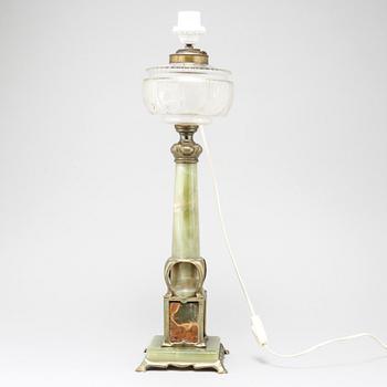 An early 20th century tablelamp.