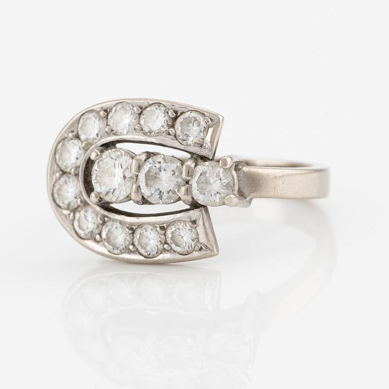 Ring, 18K vitguld i form av hästsko med briljantslipade diamanter.