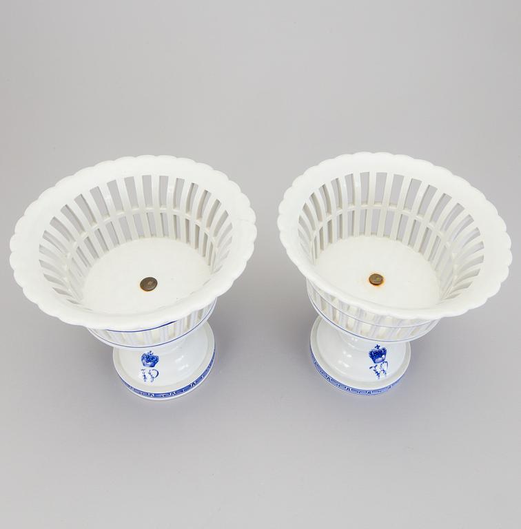 A PAIR OF ROYAL BOWLS, porcelain, probably Germany, end of 19th century.