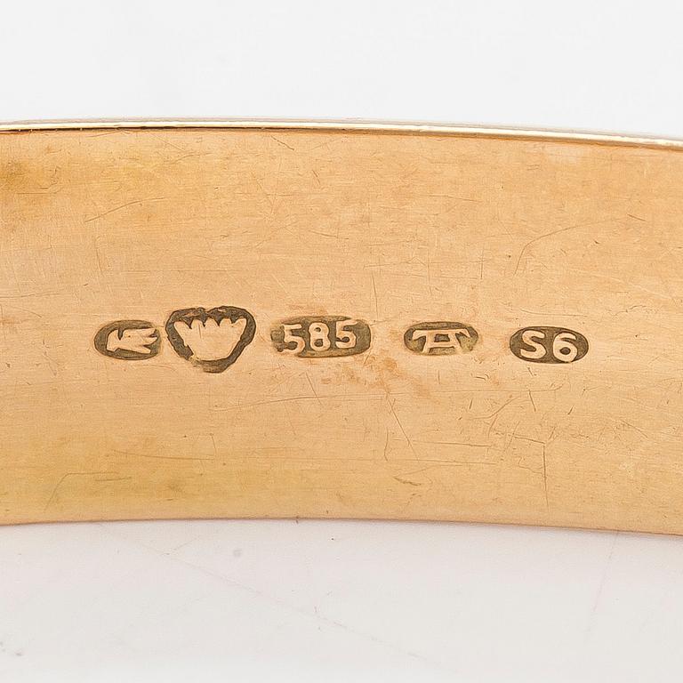 A 14K gold bangle, engraved decoration, Suomen Kultaseppä Oy, Turku 1947.