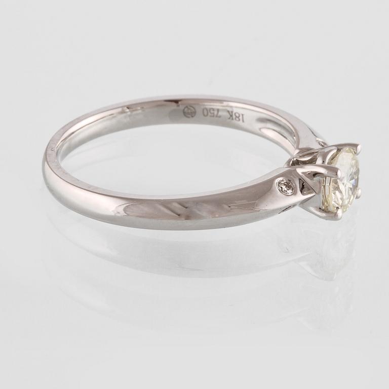 RING, 18K vitguld med briljantslipad diamant 0.47 ct samt 4 små briljantslipade diamanter 0.03 ct. Vikt 3,0 gram.