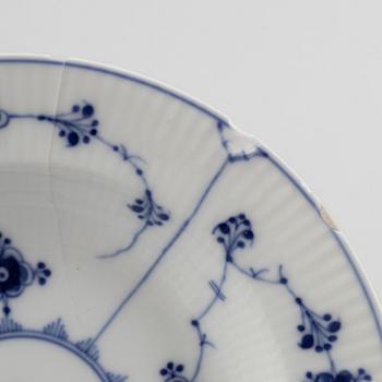 37 porcelain rifflet "Musselmalet" plates, Royal Copenhagen, Denmark, 1893-1923.