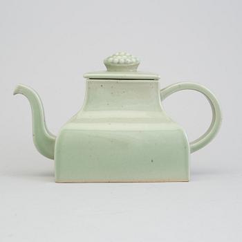 A "Kinesen" tea-pot by Signe Persson-Melin for Rörstrand.