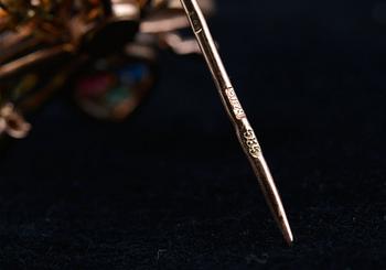 RINTANEULA, safiireja, rubiineja, smaragdeja, briljanttihiottuja timantteja n. 0.5 ct. 14K kultaa, paino 8 g.