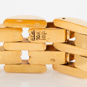 A bracelet in 18K gold.