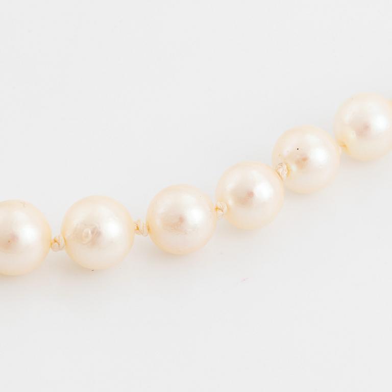 Cultured pearl necklace, clasp silver.