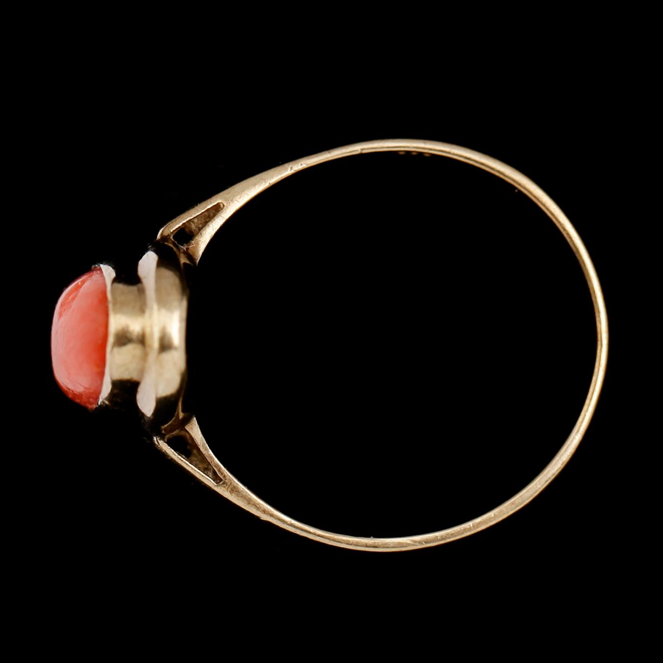 RING, 8 k guld, oval cabouchonslipad korall.