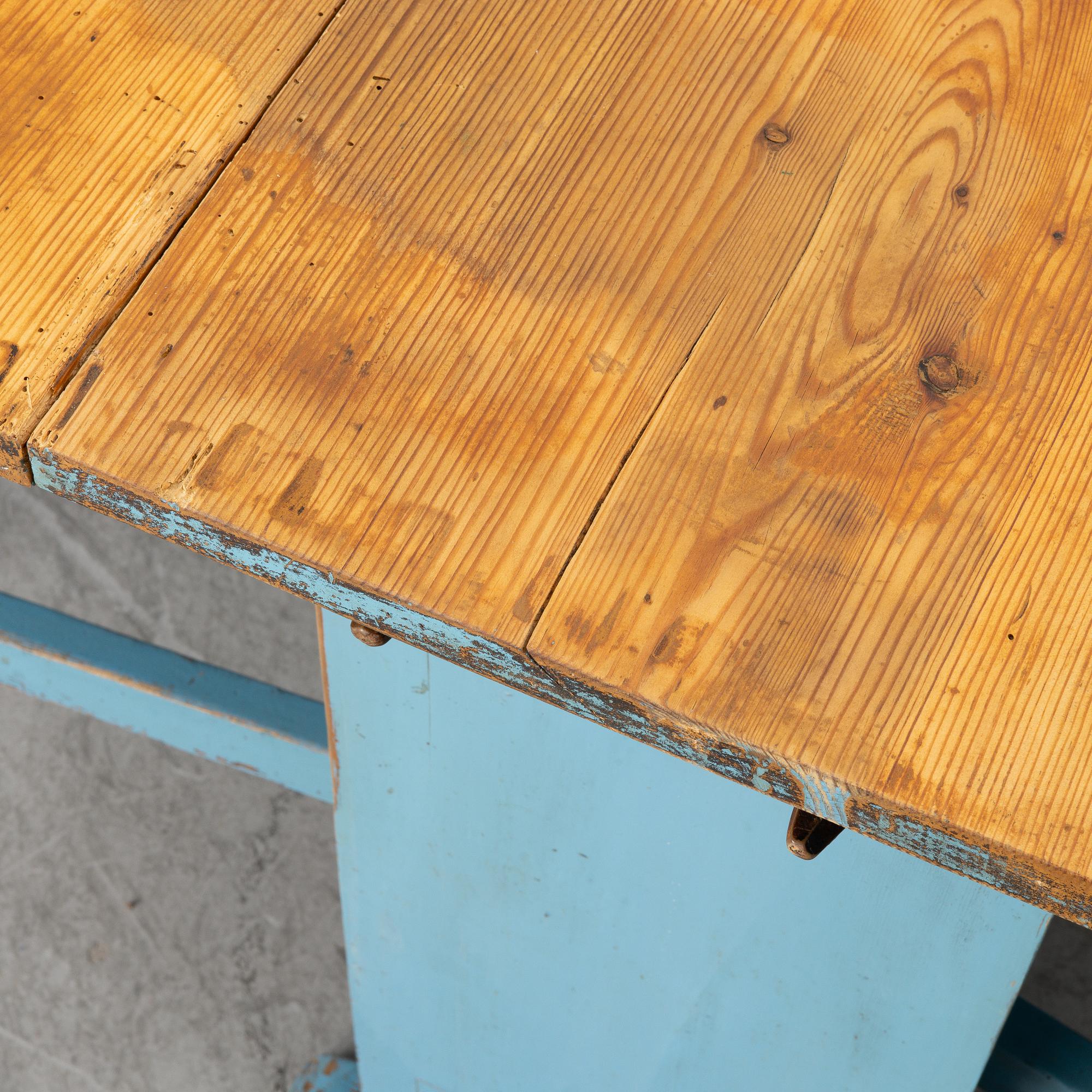 Drop-leaf table, 19th Century.