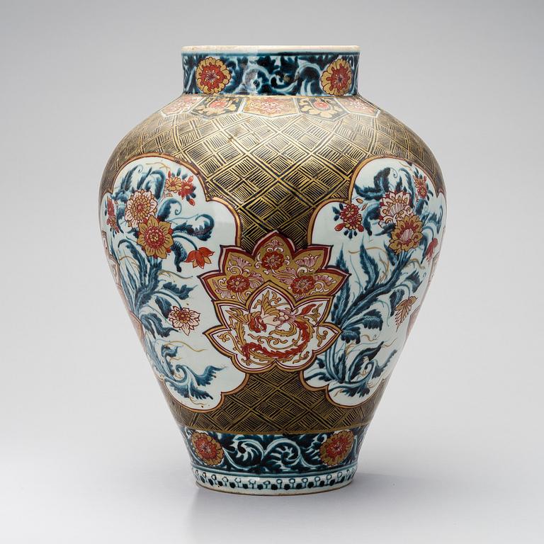 A JAPANESE IMARI URN, porcelain, 18th Century.