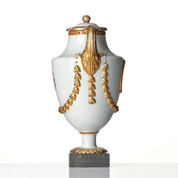 A Chinese Export jar with cover, Qing dynasty, 1790's.